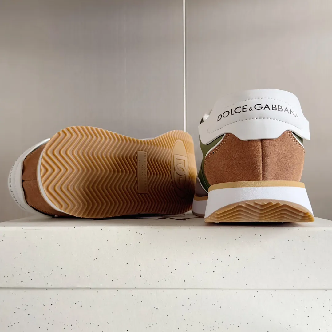 Factory P440💰D&G's latest Cushion series casual sports shoes, dad shoes, running shoes, original purchase and development, production, handmade, but always looking to the future. The new Cushion sneakers feature a two-tone suede upper accented by a mesh contrasting printed DG cross logo on the side. The lightweight, grippy rubber outsole adopts an innovative design to provide excellent performance, and the jacquard label adds timeless style. Exquisite packaging at the delivery counter🛍📦 ▪️ Fabric: Original custom-made first-layer cowhide ▪️ Lining: Original custom-made breathable towel lining ▪️ Sole: Original open-molded rubber material ▪️ Bottom thickness: 3.5CM ▪️ Size: Men's 38-45